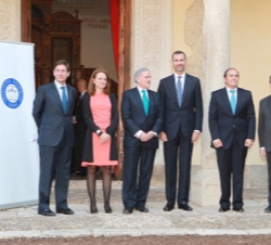 Don Felipe con el galardonado, la secretaria de Estado de Educación, Formación Profesional y Universidades, el rector mágnifico de la Universidad de A